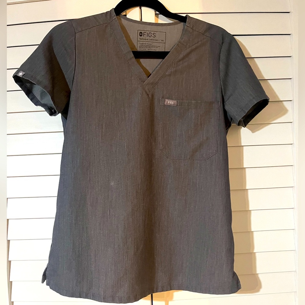 FIGS| Catarina One Pocket Scrub top in Graphite XS